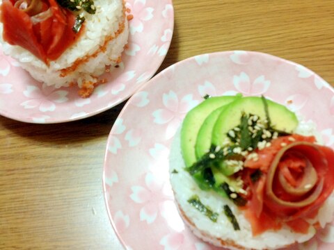 スモークサーモンとアボカドのケーキ寿司